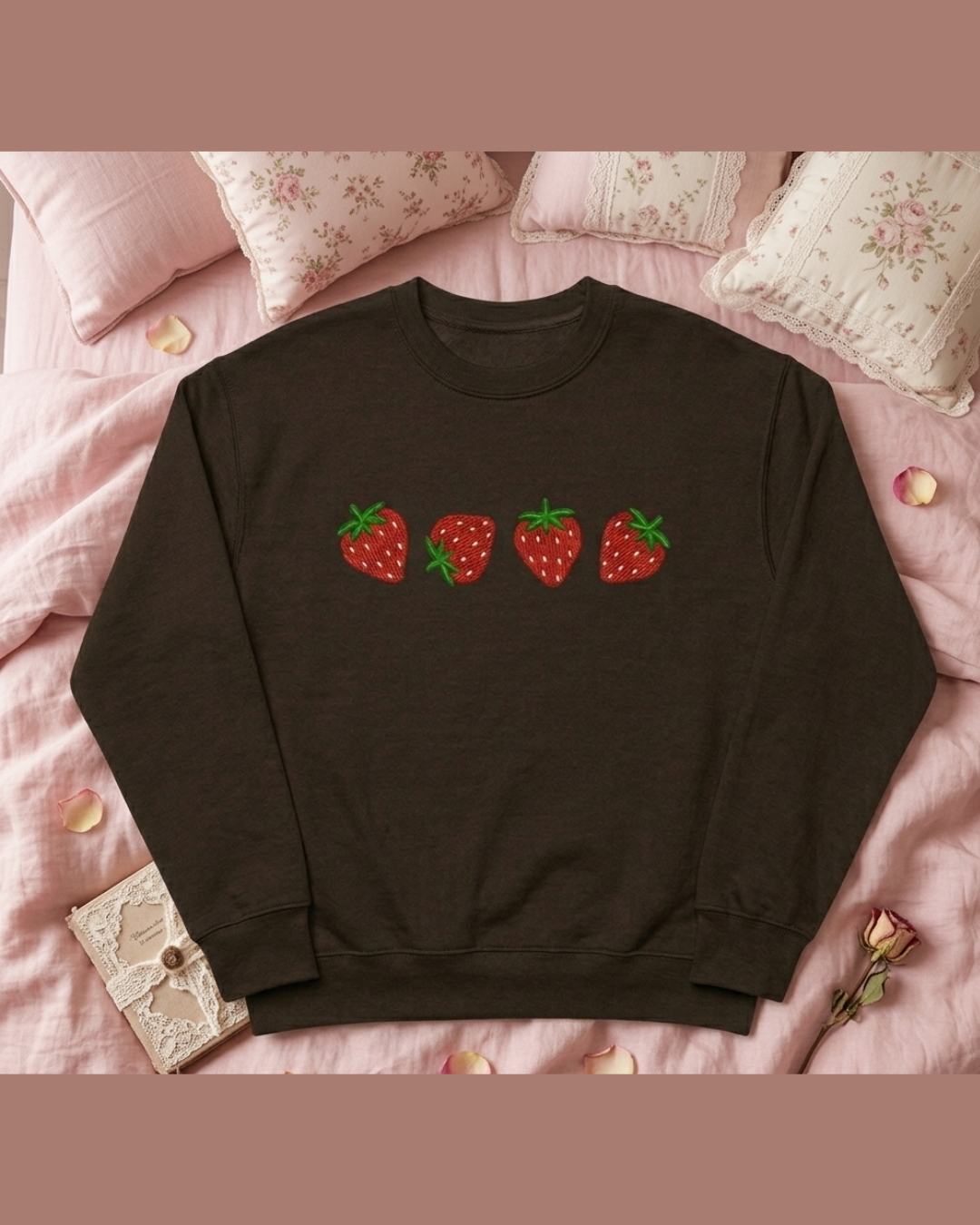 Sudadera Crewneck Marrón Franela 24/1 con Bordado de Fresas